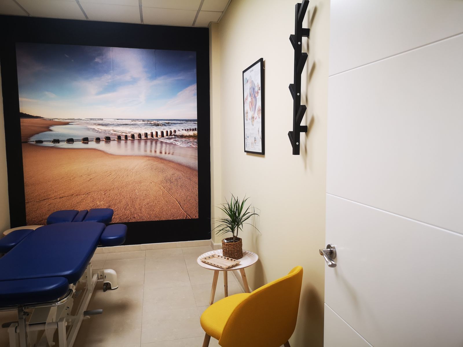 Sala de tratamiento con mural de playa, PhysioNova